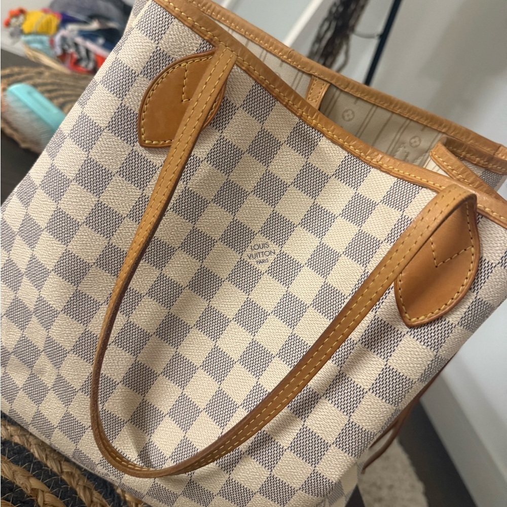 Louis Vuitton Beige Checkered Shoulder Bag with Scarf - Picture 8 of 16